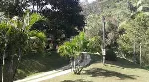 Sítio com riacho e cachoeira